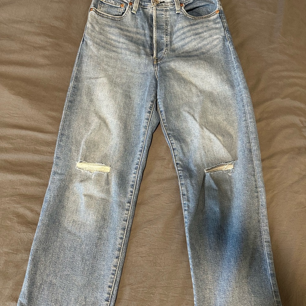 Light wash Levi’s Ribcage Straight Ankle